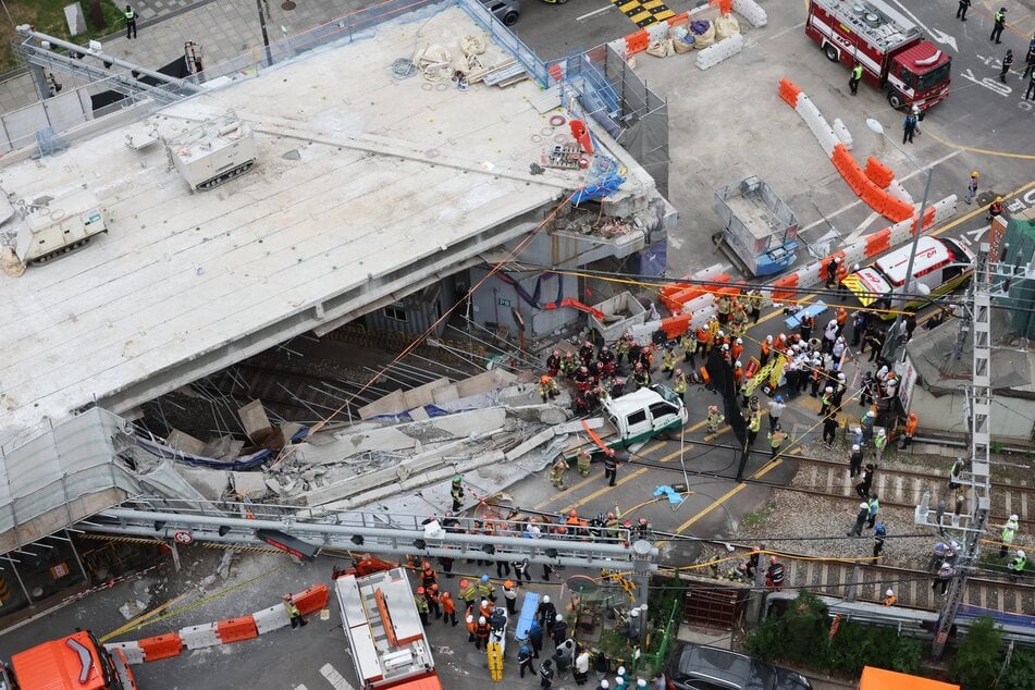 Einsatzkräfte der Feuerwehr durchsuchen die Trümmer.