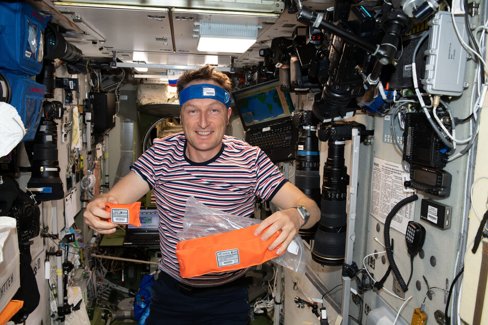 Eine von Matthias Maurers (51) ersten Aufgaben während seiner Mission war die Verteilung neuer Strahlungsmonitore auf der Internationalen Raumstation ISS.