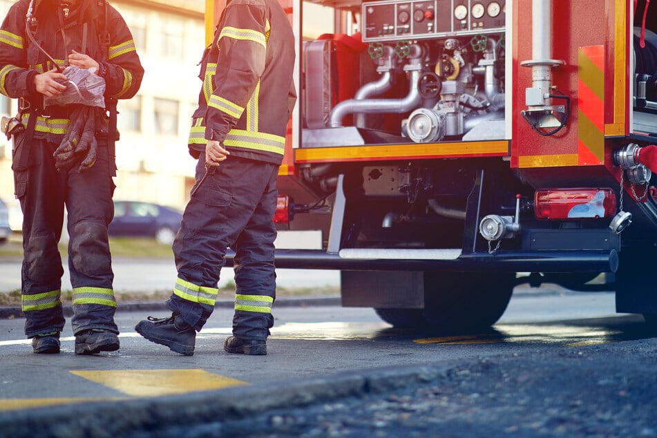 Dank der anwesenden Polizeibeamten konnte die Feuerwehr schnell am Einsatzort anrücken und den Brand löschen. (Symbolfoto)