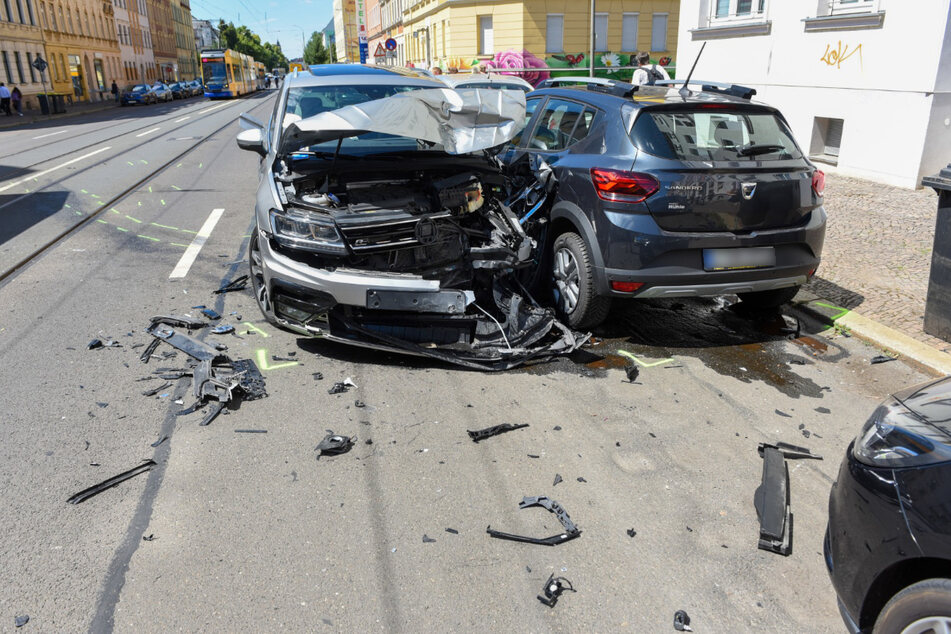 Sowohl das Unfallfahrzeug als auch ein am Straßenrand geparkter Dacia wurden schwer beschädigt