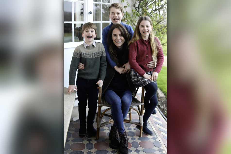 Prinzessin Kate (42) umarmt ihre drei Kinder.