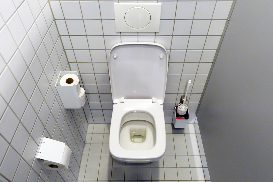 Ein Trainer musste seine Zeit unfreiwillig auf der Toilette in der Kabine absitzen. (Symbolbild)