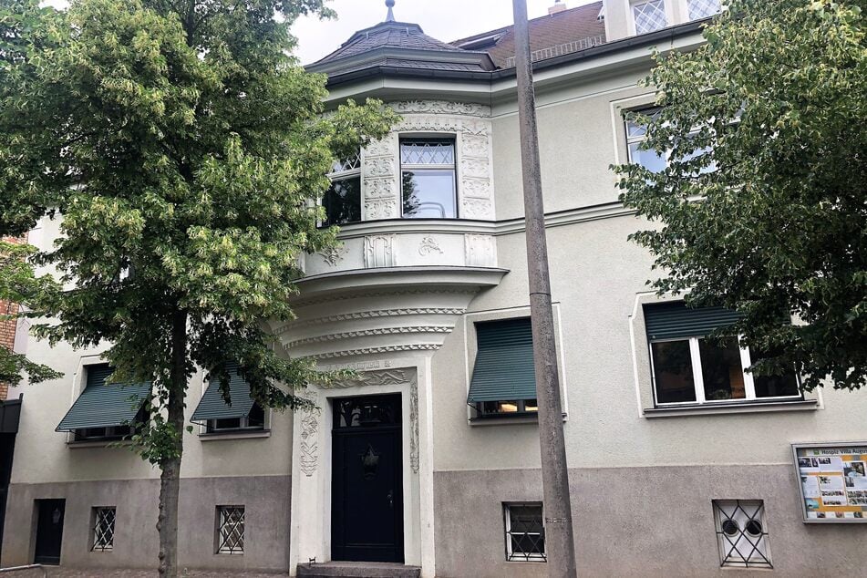 Mit dem Tageshospiz wurde eine bestehende Lücke zwischen häuslicher uns stationärer Versorgung geschlossen. Die Villa wurde 1924 im Art-déco-Stil erbaut und kam 1992 unter Denkmalschutz.