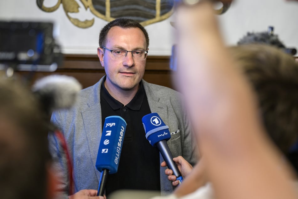 Laut Stefan Hartung (37, rechtsextreme "Freie Sachsen") sei die Briefwahl intransparent und gehöre auf den Prüfstand.