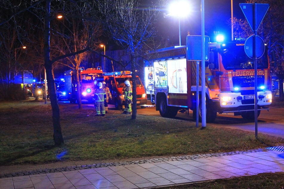 Die Höhe des entstandenen Sachschadens belaufe sich ersten Schätzungen zufolge auf mehrere Zehntausend Euro, teilte die Polizei am Montagvormittag mit.