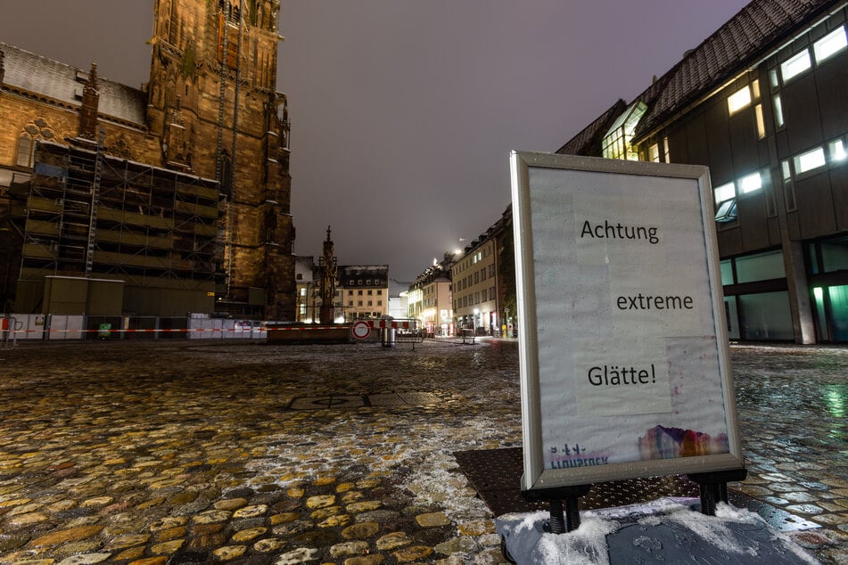 Auf dem Münsterplatz in Freiburg wird vor extremer Glätte gewarnt.
