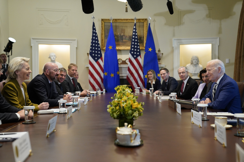 Ursula von der Leyen (65, l.), EU-Kommissionspräsidentin, und Charles Michel (47, 2.v.l), Präsident des Europäischen Rates, während eines Treffens mit Joe Biden (80, r.), dem Präsidenten der USA.