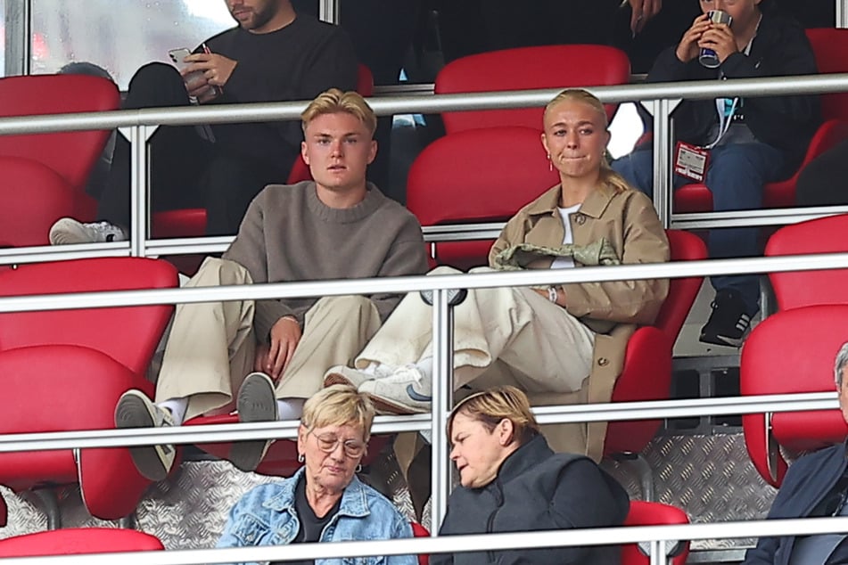 Conrad Harder (20) und Emma Jensen (20) in der Red Bull Arena. In Zukunft werden sie wohl gemeinsam für RB Leipzig kicken.