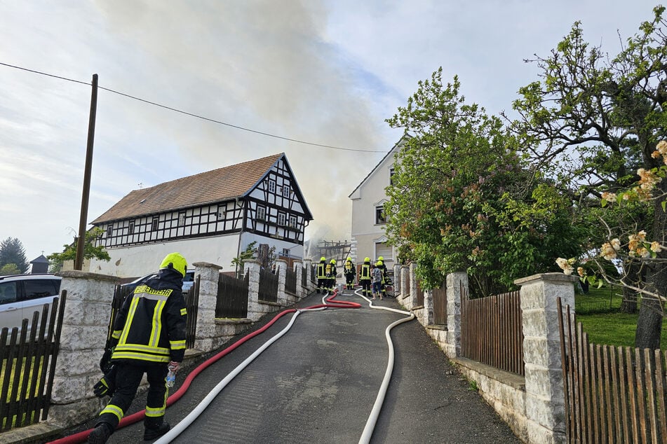 Auf diesem Vierseitenhof in Werdau (Landkreis Zwickau) brannte am Montagnachmittag eine Scheune.