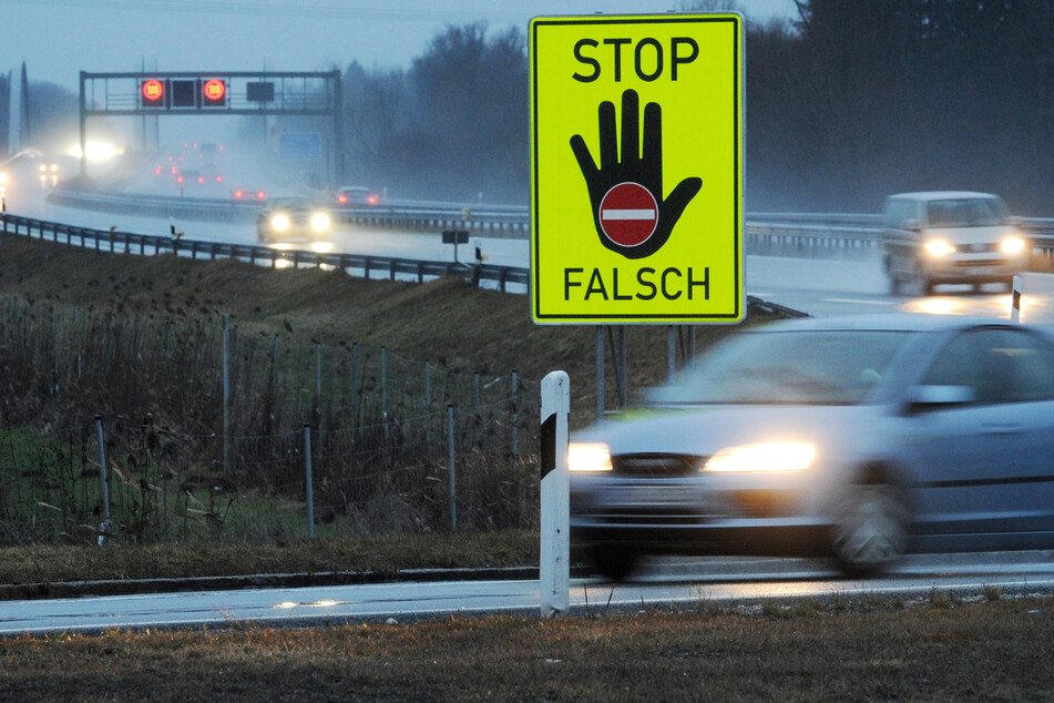 Lebensgefährliche Fahrt im Gegenverkehr: Die Polizei stoppte in der Nacht zum Freitag einen Geisterfahrer auf der A2. (Symbolbild)