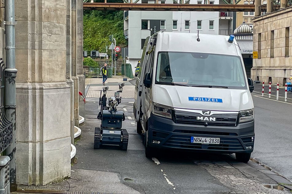 Unter anderem kam ein Entschärfungsroboter vor dem Wuppertaler Justizzentrum zum Einsatz.