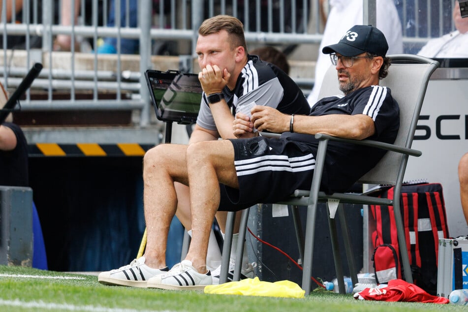 Pele Wollitz (61, v.) und sein Assistant Tobias Röder (28) gucken etwas ernüchternd drein nach dem Zweitliga-Start.