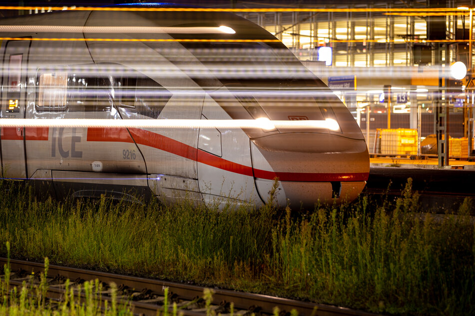 Der Zug kam in jenem Moment angerast. (Symbolbild)