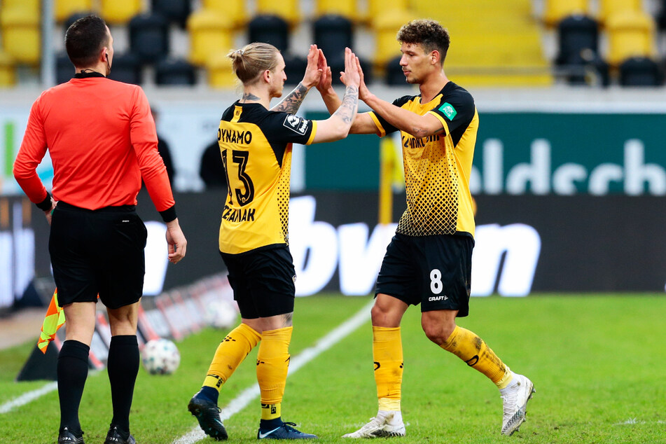 90.+2 Minute im Spiel von Dynamo Dresden gegen den FC Ingolstadt 04: Marvin Stefaniak (26, l.) kommt für Heinz Mörschel (23). Stefaniak läuft nur wenige Meter auf den Platz, dann erfolgt der Abpfiff.