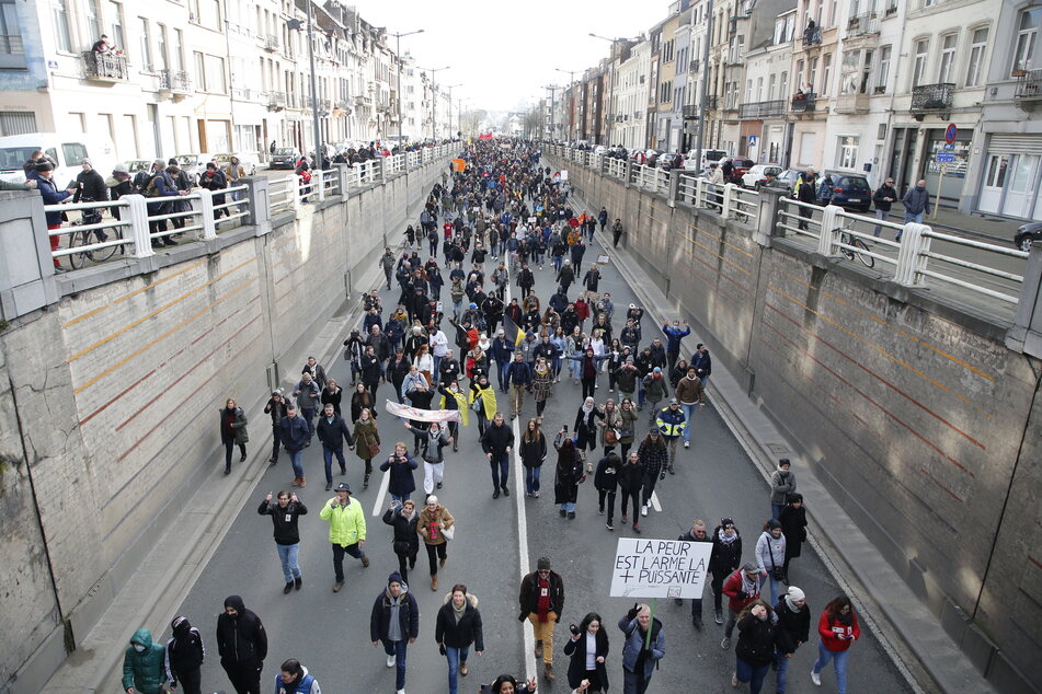 Menschen nahmen am Sonntag an der Demonstration "Belgien vereint für die Freiheit" teil, um gegen die Corona-Maßnahmen zu protestieren.