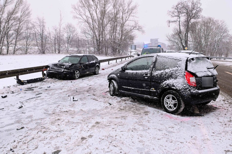 Auf der B181 bei Leipzig sind am Donnerstagmorgen ein Citroën und ein Audi aufgrund der winterlichen Verhältnisse miteinander kollidiert.