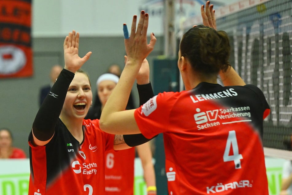 Nathalie Lemmens (30) und Larissa Winter (20) freuen sich auf das Duell in Wiesbaden.