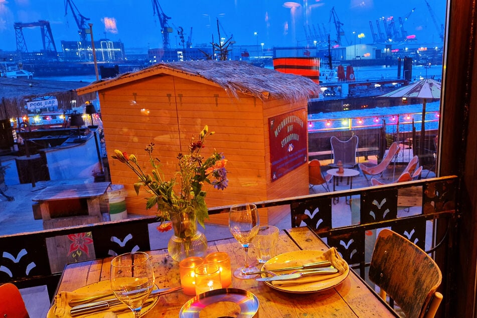 Im StrandPauli isst man mit Blick auf die Elbe.