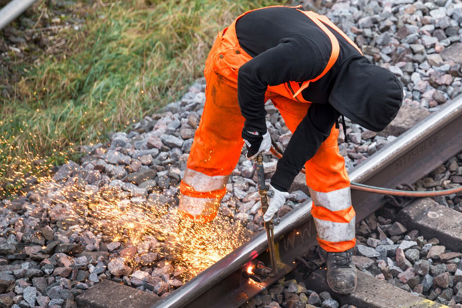 Schreckliches Unglück an Bahn-Baustelle: Arbeiter wird von Zug erfasst und stirbt