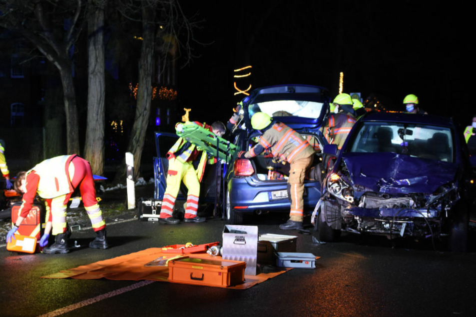 Feuerwehrleute befreien eine eingeklemmte Person aus dem VW Polo.