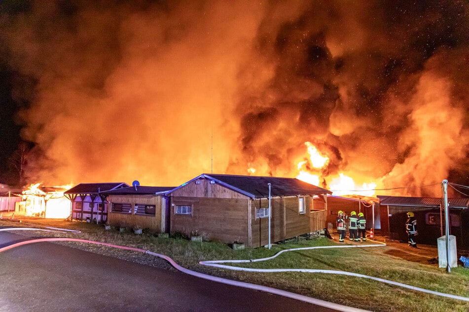 Dramatische Bilder aus dem Erzgebirge: Am Greifenbachstauweiher brannten in der Nacht mehrere Gartenlauben.
