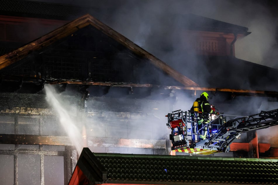 Die Feuerwehr kämpft derzeit mit jeder Menge Personal gegen die Flammen in dem leerstehenden Gebäude.