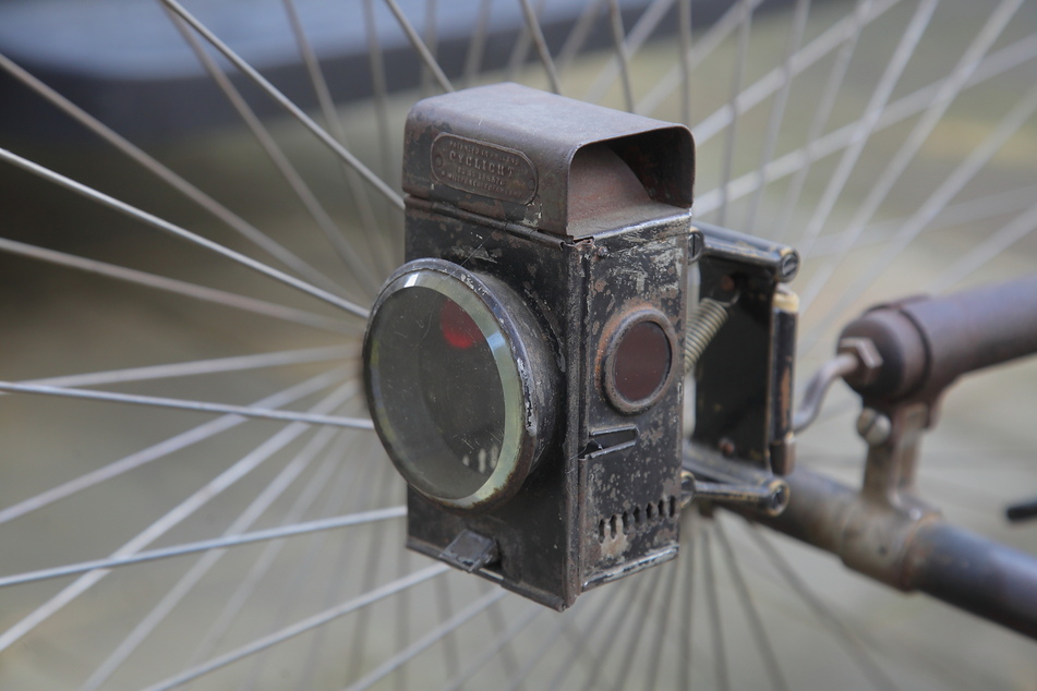 Zur Jahrhundertwende wurden hauptsächlich Petroleumlampen als Fahrradbeleuchtung verwendet.