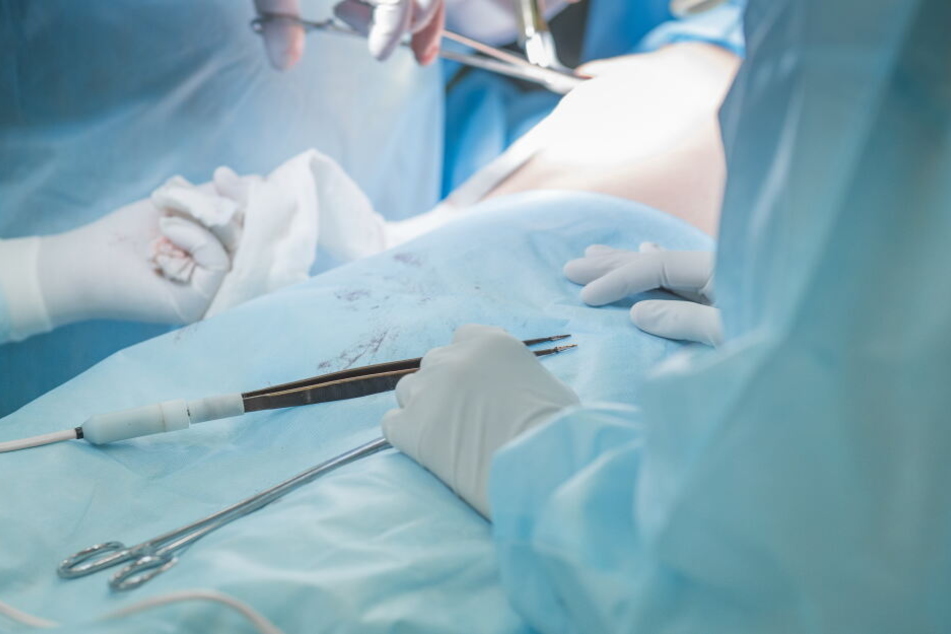 Ein Arzt soll an der OP von 64 Patienten beteiligt gewesen sein, obwohl er keine Zulassung hatte. (Symbolbild) J