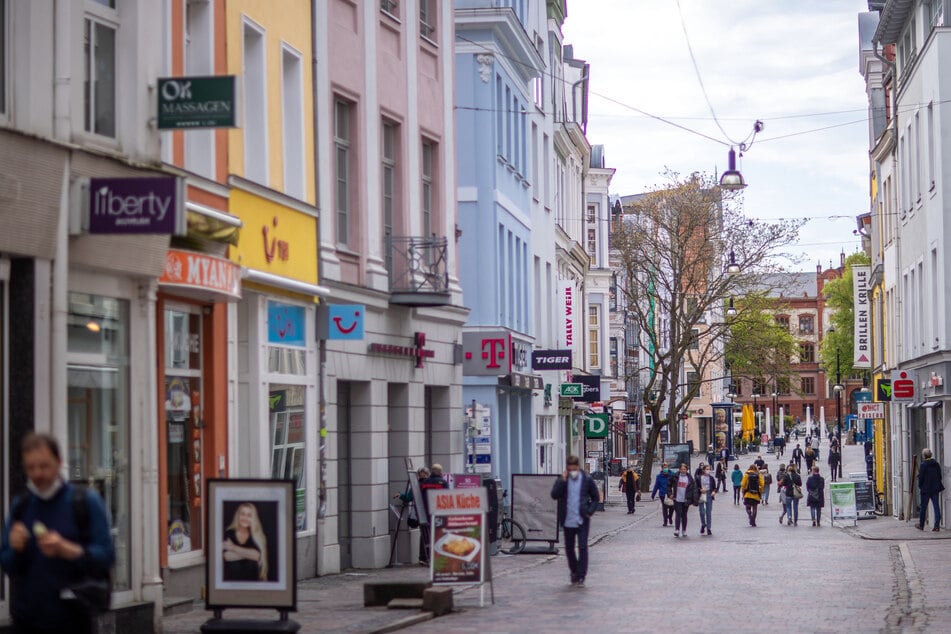 Passanten sind in der Rostocker Innenstadt unterwegs. Die Inzidenz in Mecklenburg-Vorpommern bewegt sich weiter unter der 5er-Marke.