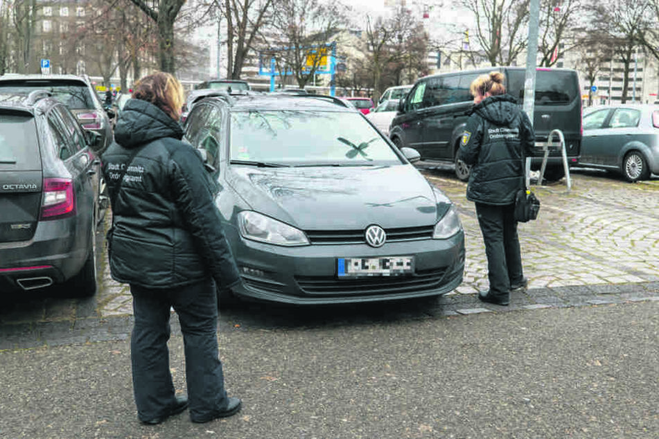 Politessen in Chemnitz: Die Ordnungshüter können Handyparker mit ihrem Scanner überprüfen.