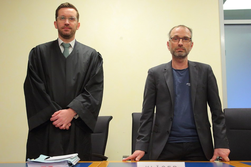 Axel Steier (47, r.) von "Mission Lifeline" klagt mit Anwalt Jonas Kahl (37) gegen die Dresdner AfD.