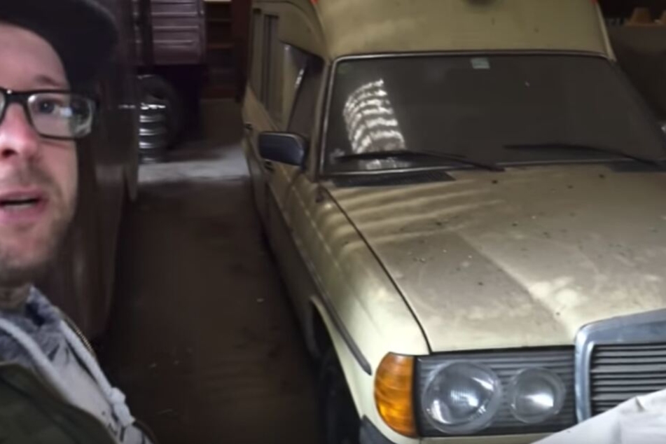 Der Lost Places-Fan ThomeX staunt in seinem Video über einen alten Rettungswagen.