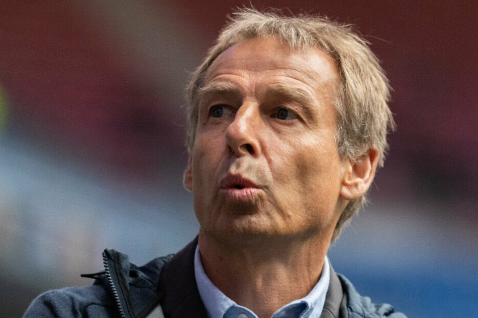 Der ehemalige Bundestrainer Jürgen Klinsmann steht im Stadion.