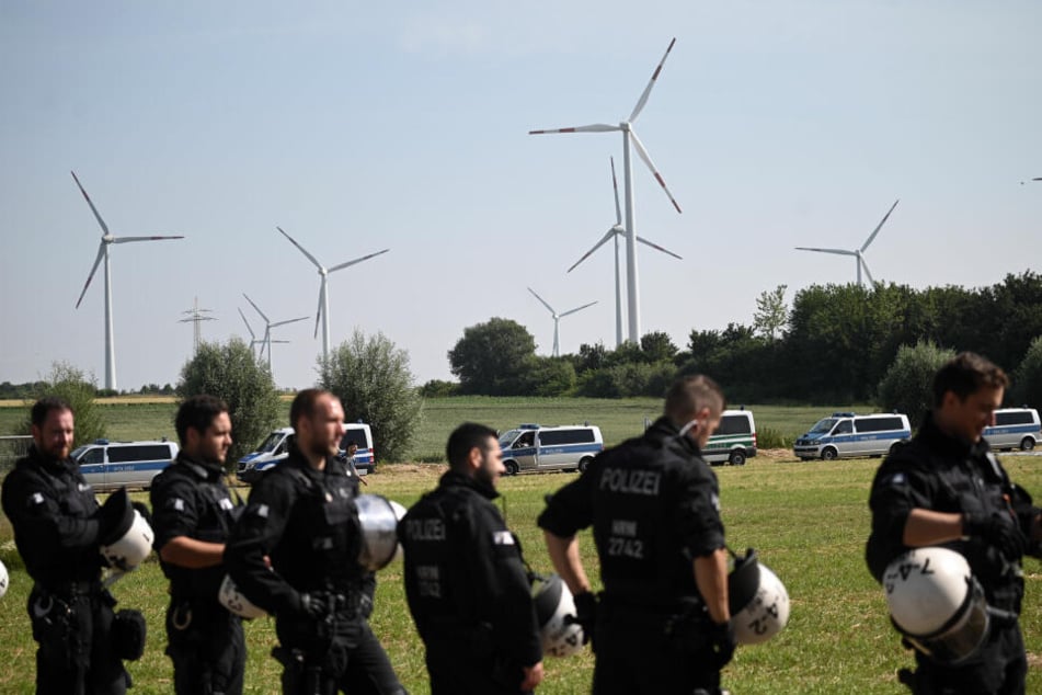 Die Polizei ist mit einem Großaufgebot inklusive Wasserwerfern vor Ort.