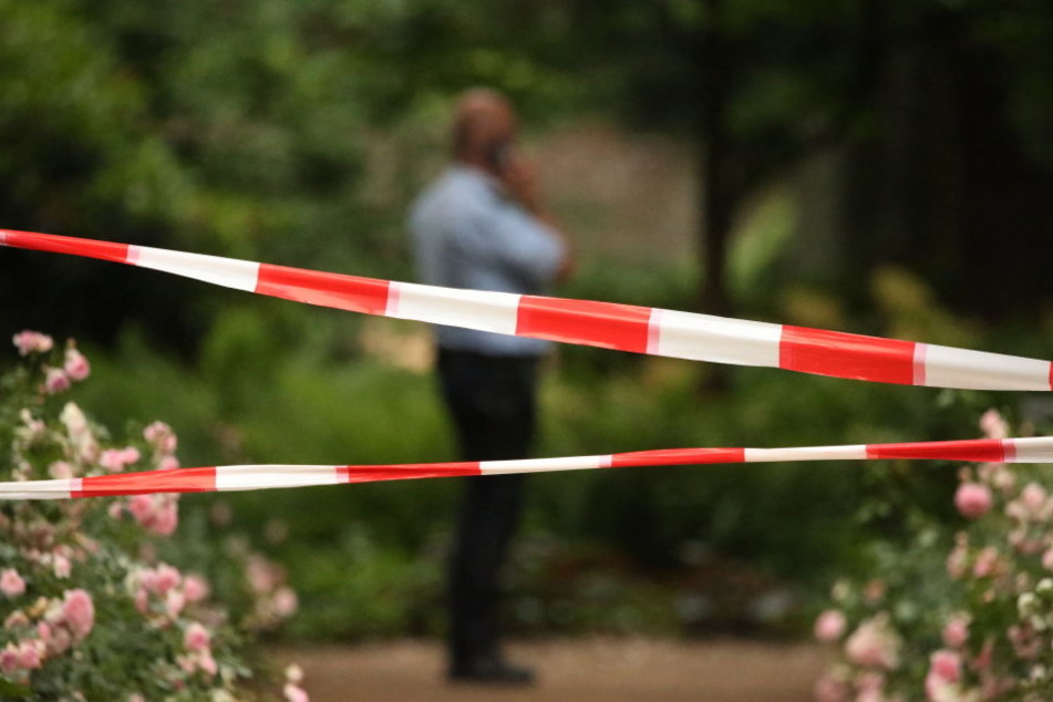 Ein Polizist am Tatort in einem Park in Viersen bei Mönchengladbach.