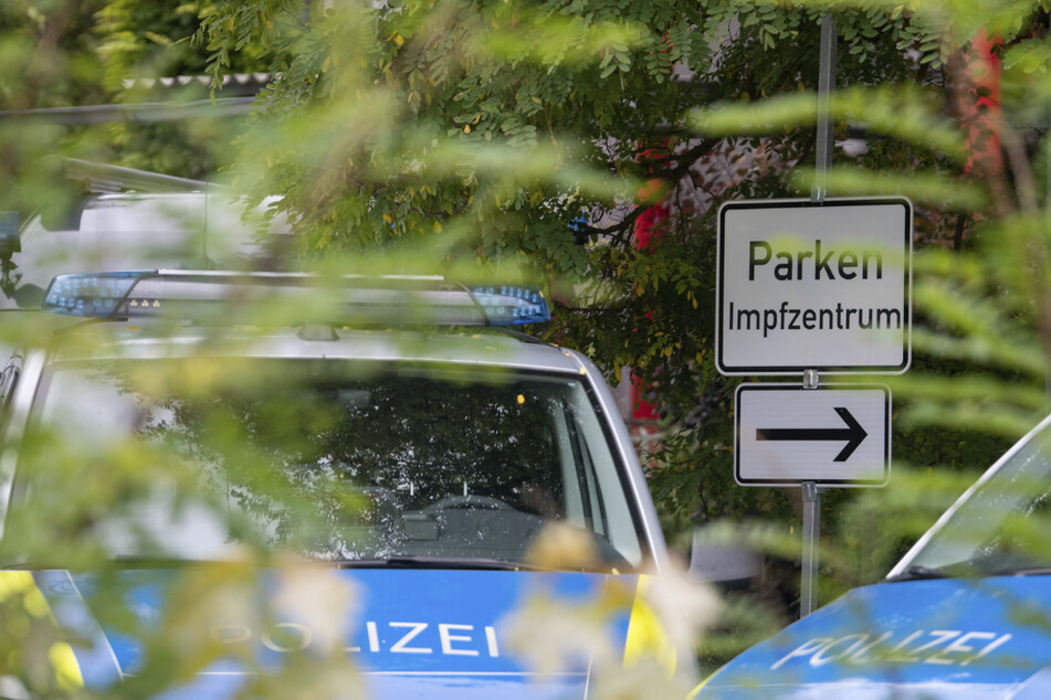 Polizisten sichern das Impfzentrum in Nördlingen. Nachdem ein Arzt falsche Impfbescheinigungen ausgestellt hatte, sind seine Patienten aufgerufen, sich dort einem Antikörpertest zu unterziehen.