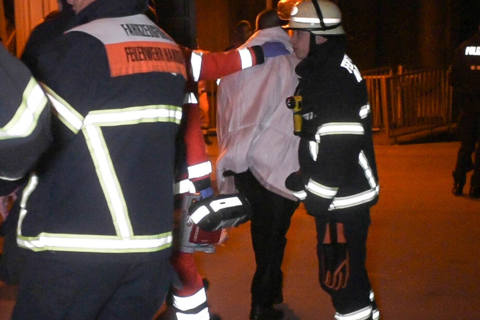 Die Rettungskräfte versorgten den Mann mit einer Decke und brachten ihn in ein Krankenhaus.