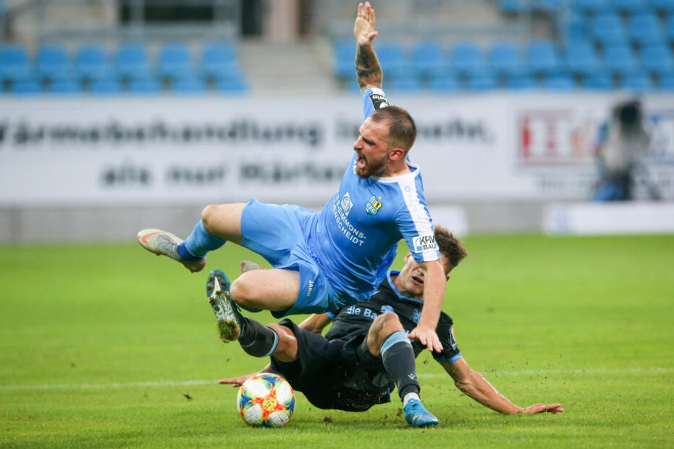 In der Hinrunde wurde um jeden Zentimeter gekämpft. Hier holt "Löwe" Leon Klassen CFC-Verteidiger Pascal Itter von den Beinen.