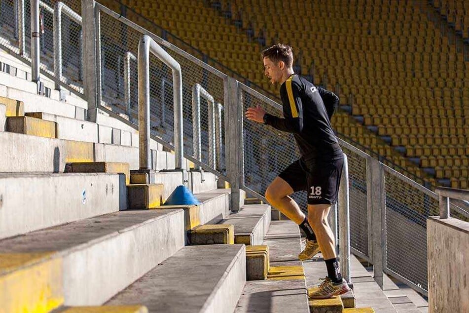 Den K-Block rauf und runter: Für Jannik Müller geht es Schritt für Schritt vorwärts. Morgen, so hofft er, kann er nach zwei Monaten Pause wieder mit der Mannschaft trainieren.