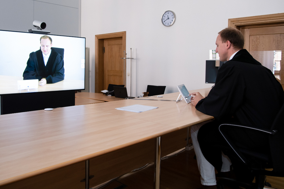 Richter Nikolaus Lange demonstriert in einem Gerichtssaal im Justizpalast eine Verhandlung per Webcam.