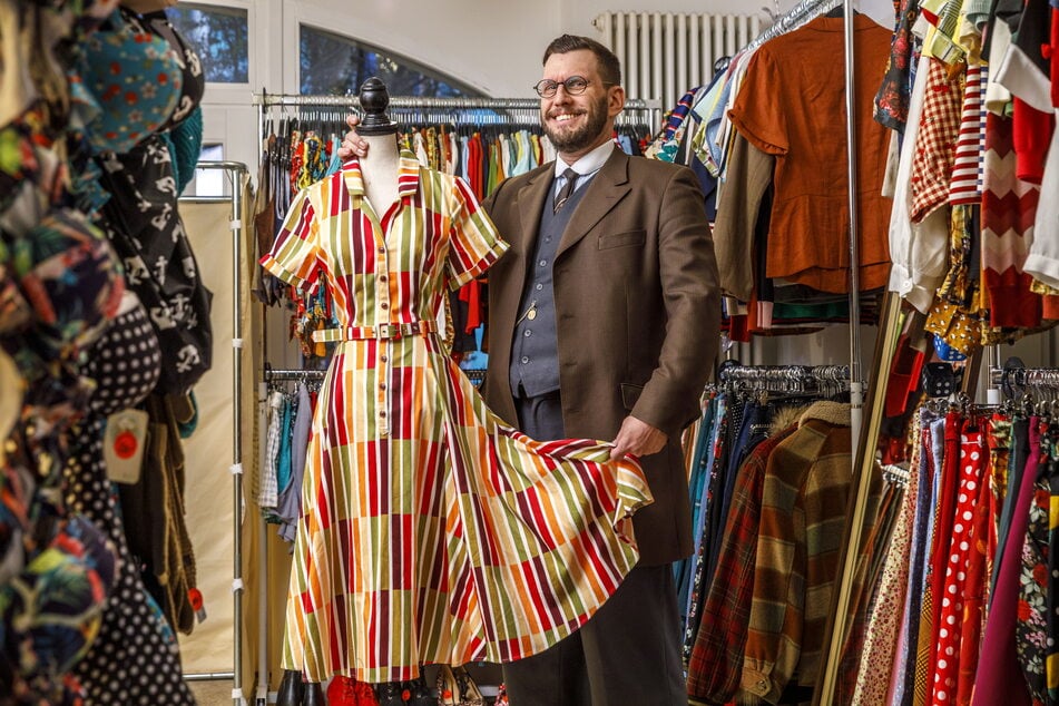 Mitarbeiter Franz Neugebauer (43) zeigt ein schickes Kleid im Retro-Look.