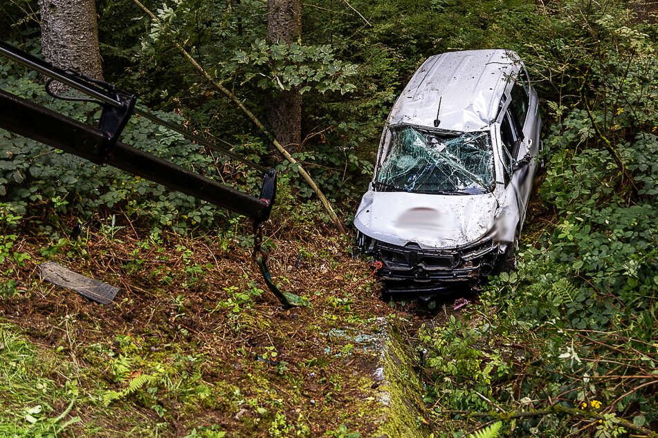 20.000 Euro Schaden: Auto überschlägt sich und landet in Bach