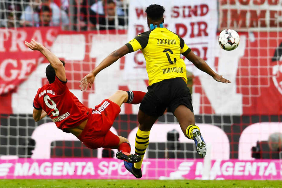 Robert Lewandowski (l.) netzte nach einem schlimmen Fehlpass von Dortmunds Dan-Axel Zagadou zum 2:0 für die Bayern ein.