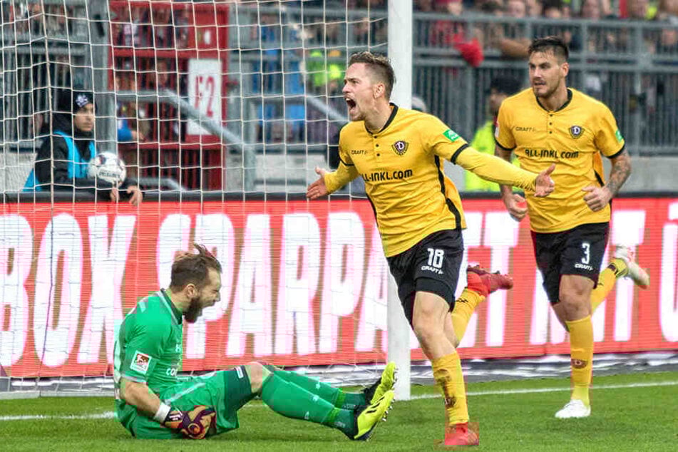 Jannik Müller (M.) jubelt nach seinem Treffer zum 1:1 auf St. Pauli.