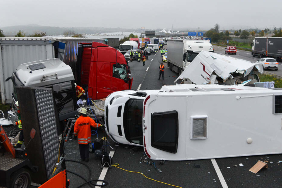 Auf der Autobahn 6 liegen im Oktober nach einem Unfall mit vier Lastwagen und einem Auto mehrere zerstörte Fahrzeuge.