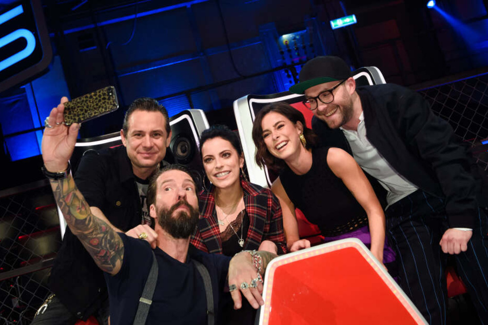Die Sängerin sitzt zusammen mit Mark Forster (35, v.r.), Stefanie Kloß (34) sowie Alec Völkel(47) und Sascha Vollmer (47) von The BossHoss in der "The Voice Kids"-Jury.