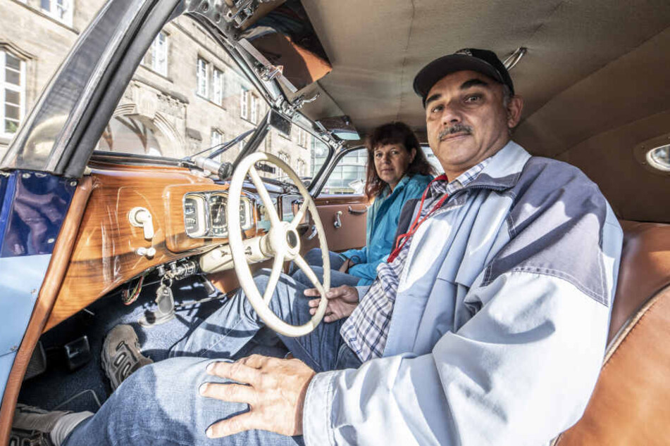 Falko Müller (57) und seine Frau Andrea (57) starten mit einem EMW 327 Cabrio.