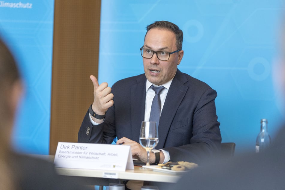 Sachsens Wirtschaftsminister Dirk Panter (52, SPD) spricht sich ebenfalls für einen Tankrabatt aus.