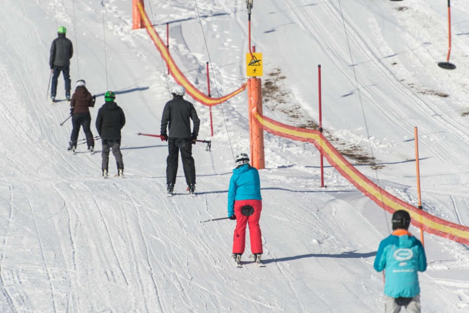 Sie wollten wohl unbedingt die ersten Wintersportler der Saison werden: Skifahrer auf dem Feldberg.