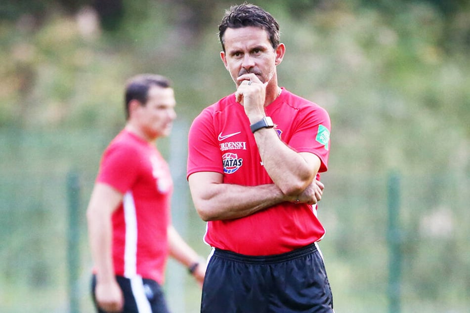 Auf Dirk Schuster und den FC Erzgebirge Aue wartet am Sonntag mit Holstein Kiel ein schwerer Auswärtsbrocken.